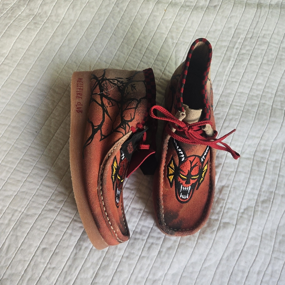 Stranger Things x Clarks Wallabee Evo Dark Sand Women Size 11 Red 012026 - Picture 3 of 10